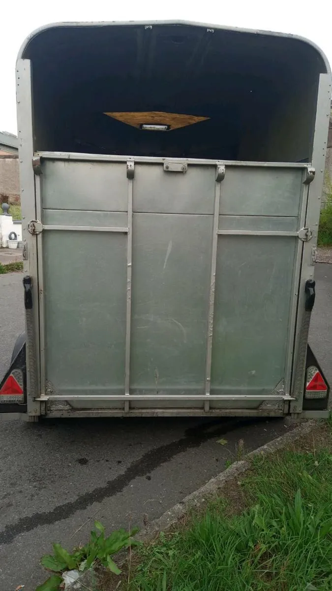 Ifor Williams horse box - Image 1