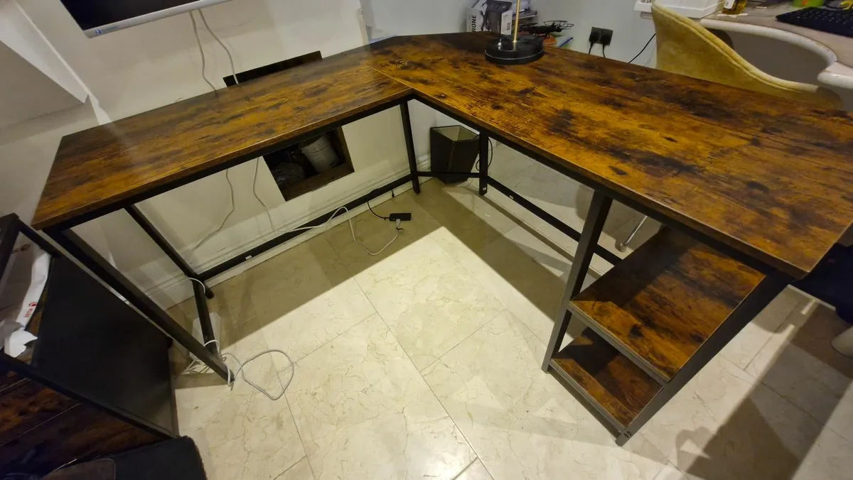 Corner desk - as new - Image 1