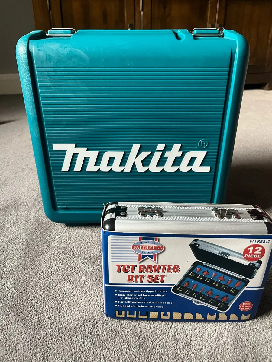 Makita RP0900X/2 240v Plunge Router & bit set - Image 1
