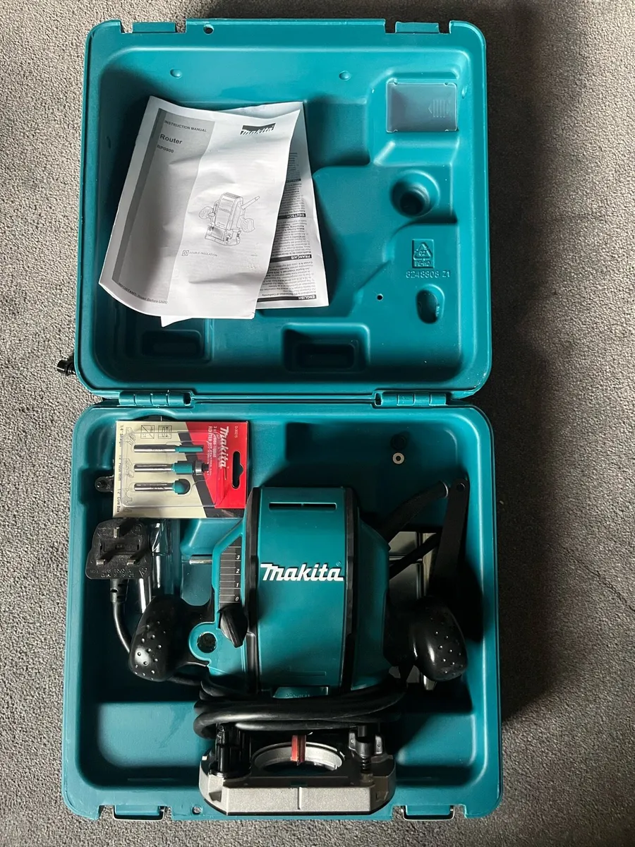Makita RP0900X/2 240v Plunge Router & bit set - Image 2