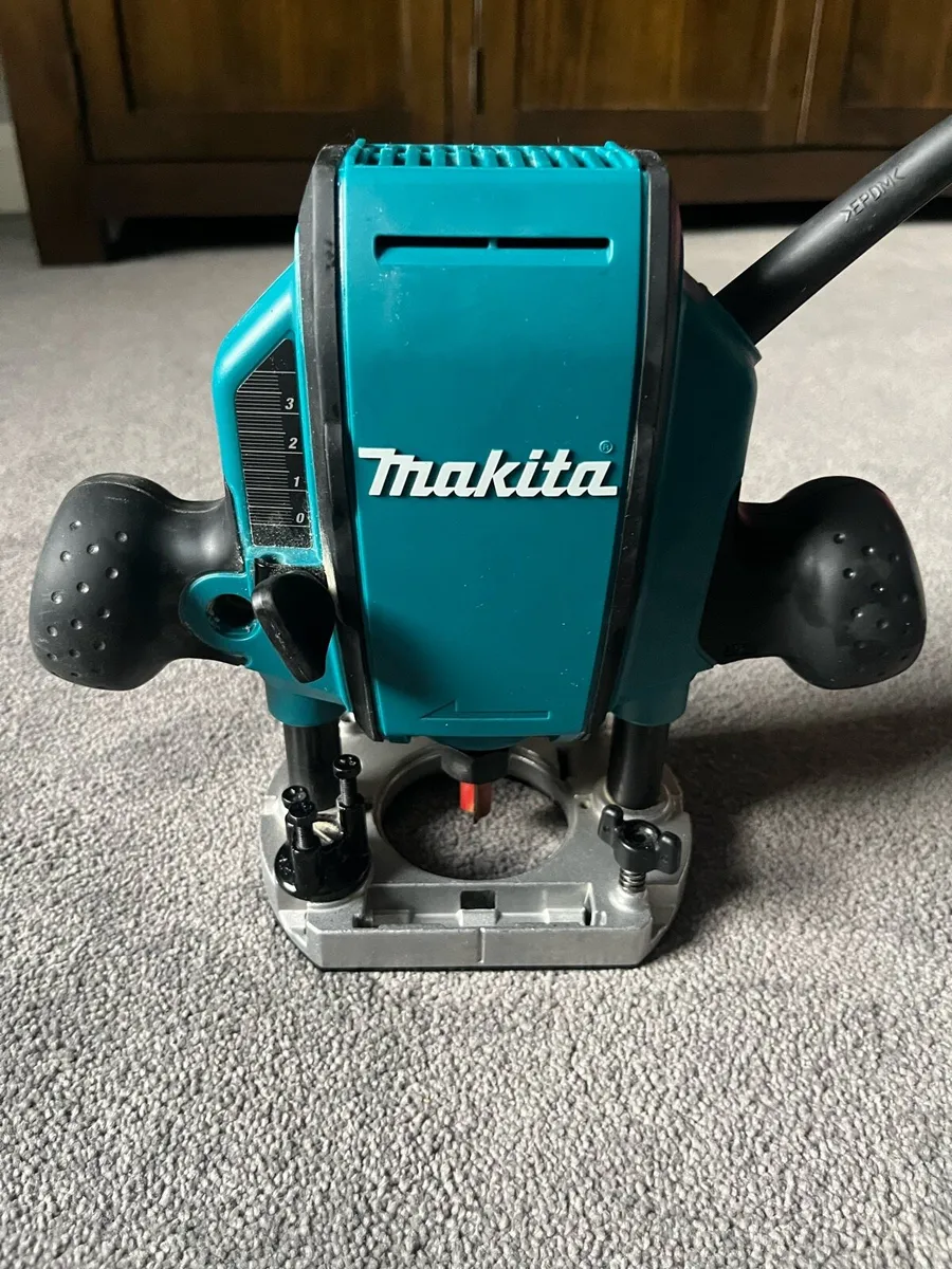 Makita RP0900X/2 240v Plunge Router & bit set - Image 3