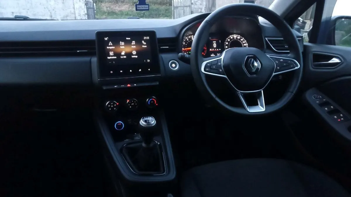 22 Renault clio iconic 39k klms - Image 3