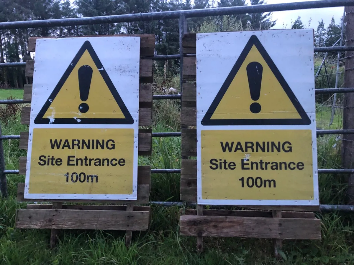 2 Warning site entrance 100m signs