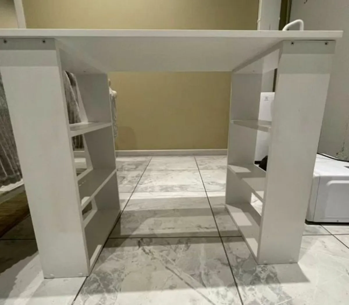 White writing desk - Image 1