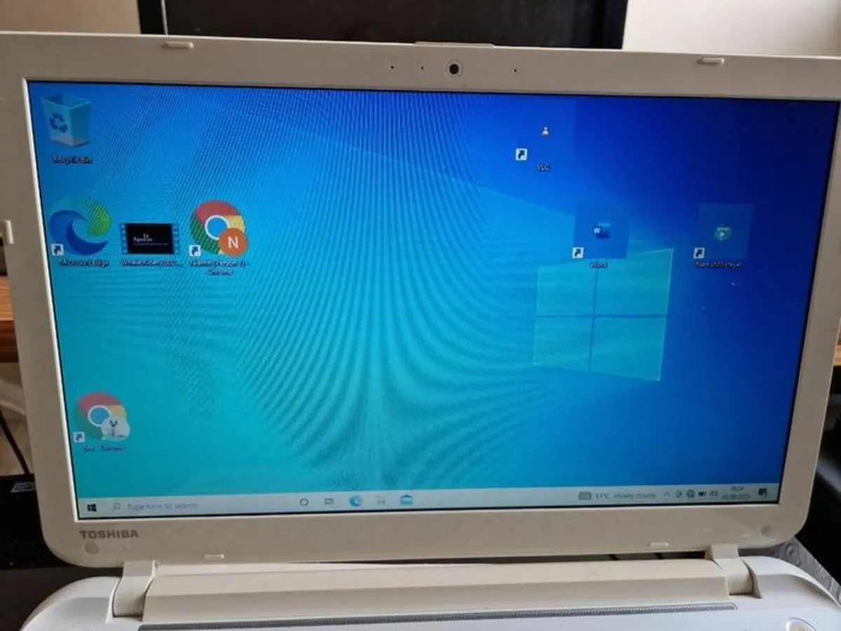 Toshiba Satellite Laptop L50D-B-18Z, 4GB 1TB WHITE - Image 2