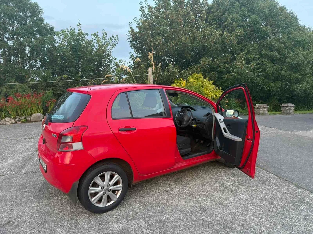 2011 Toyota Yaris - Image 2
