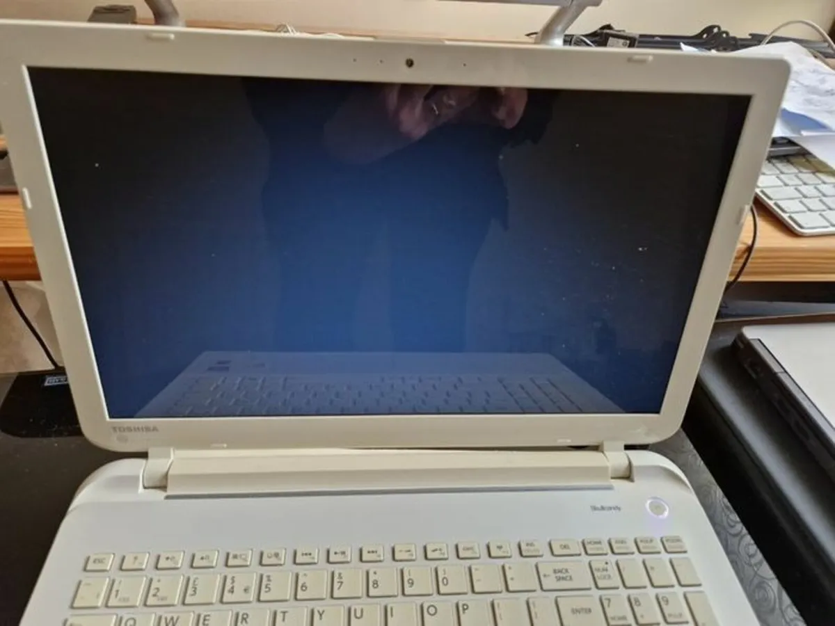 Toshiba Satellite Laptop L50D-B-18Z, 4GB 1TB WHITE - Image 3