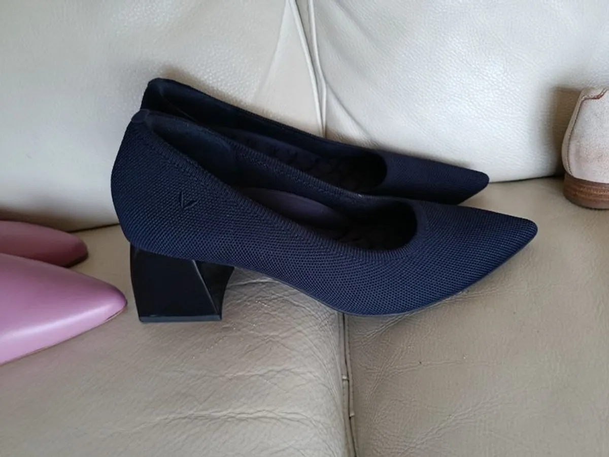 Vivaia Navy heels - Image 1