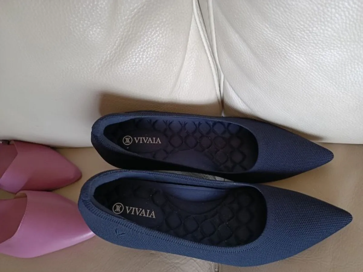 Vivaia Navy heels - Image 2