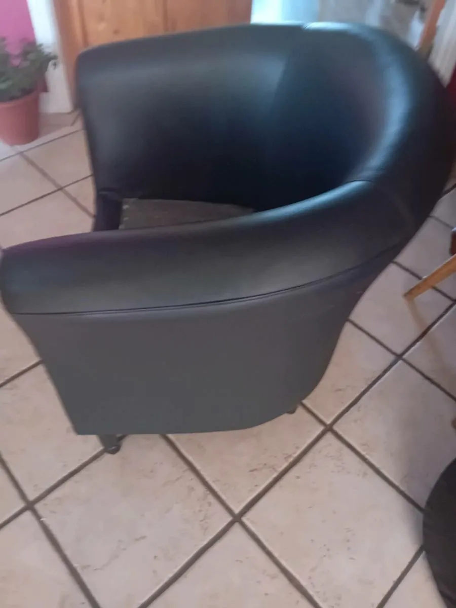 Large leatherette tub chair black - Image 2