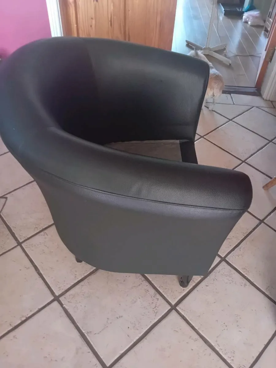 Large leatherette tub chair black - Image 3