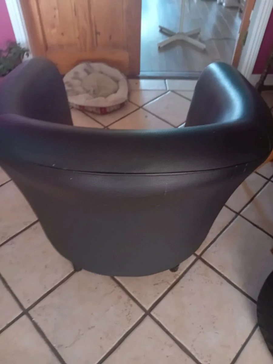 Large leatherette tub chair black - Image 4