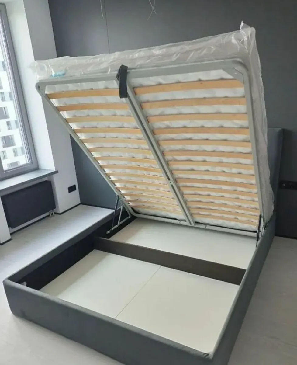 Bed with mattress and legs - Image 1