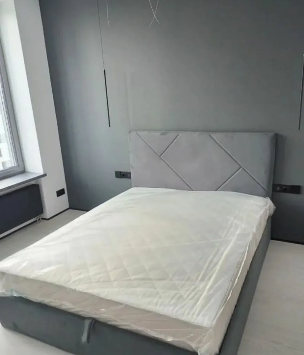Bed with mattress and legs - Image 2