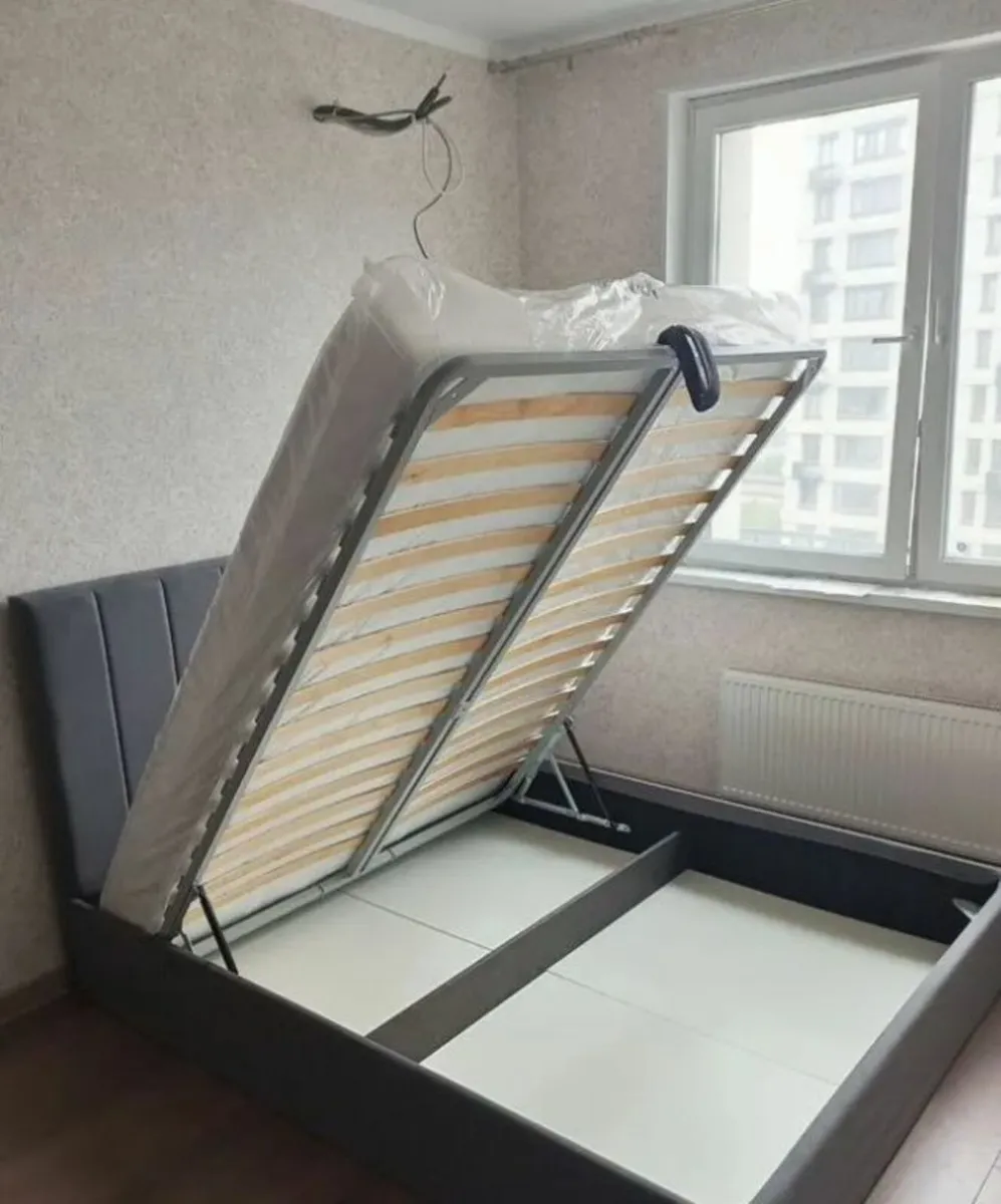 Bed with mattress and legs - Image 3