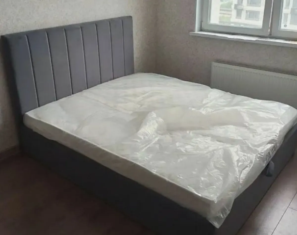 Bed with mattress and legs - Image 4