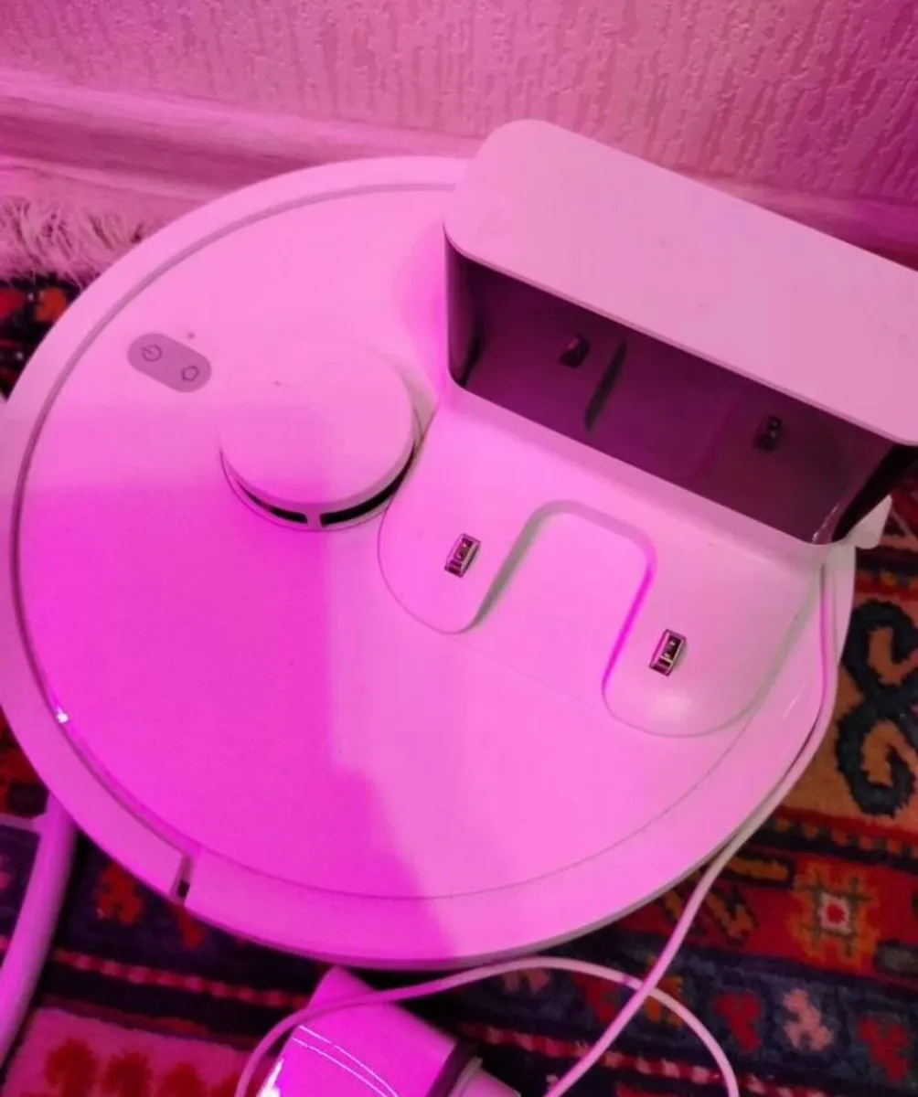Robot vacuum cleaner - Image 1