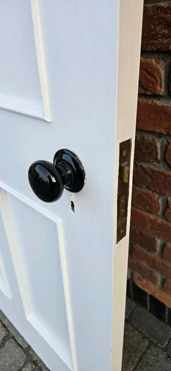 Solid 4 panel doors - Image 2