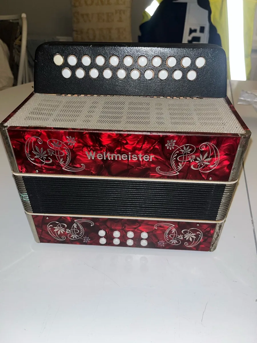 Weltmeister accordion looking for a quick sale - Image 2
