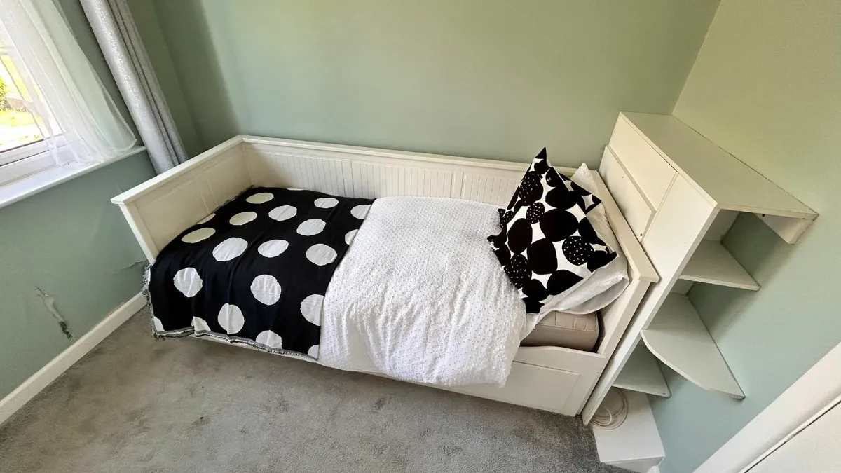 Single bed with drawers - Image 1