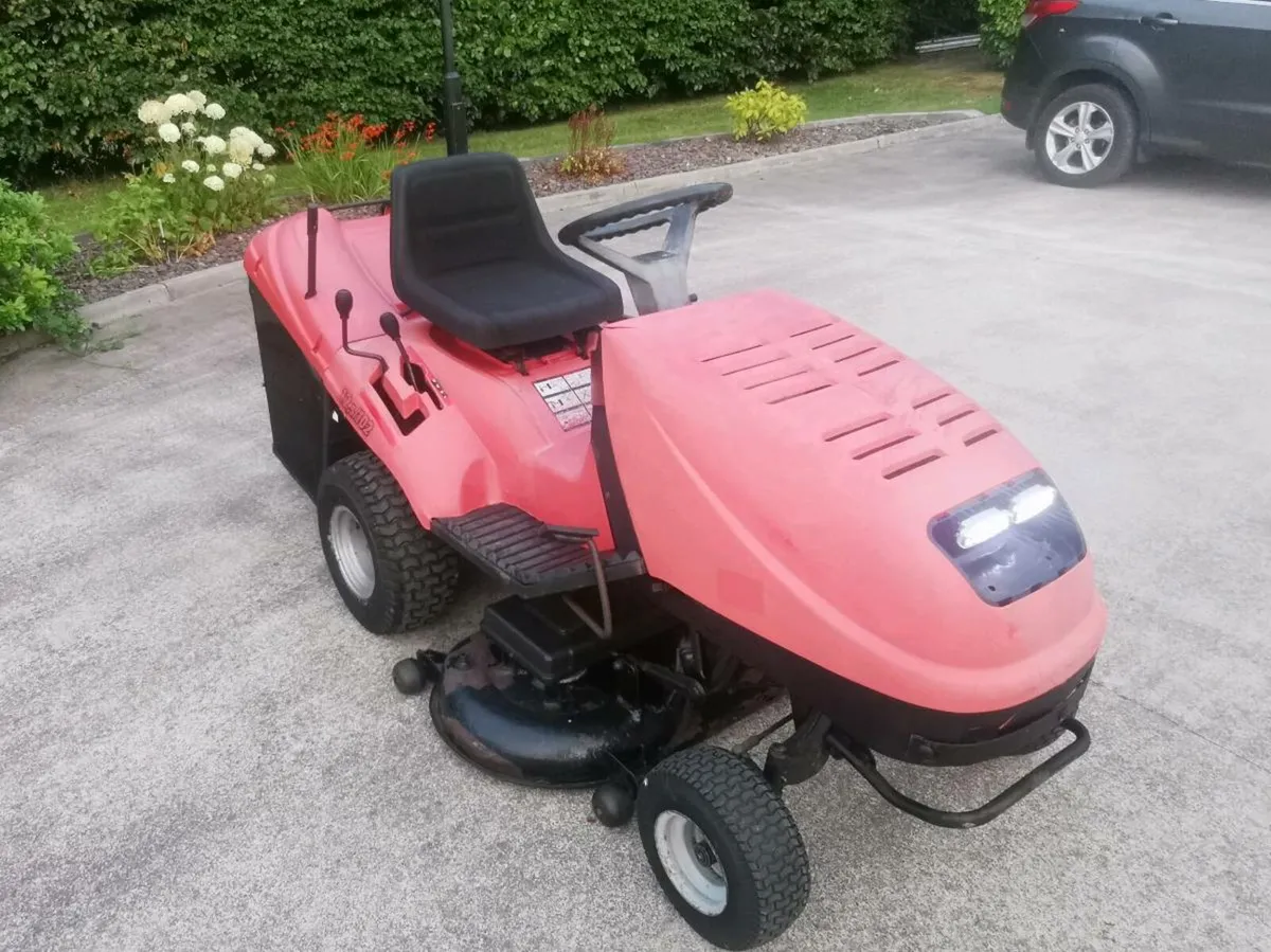 Ride on lawnmower - Image 1