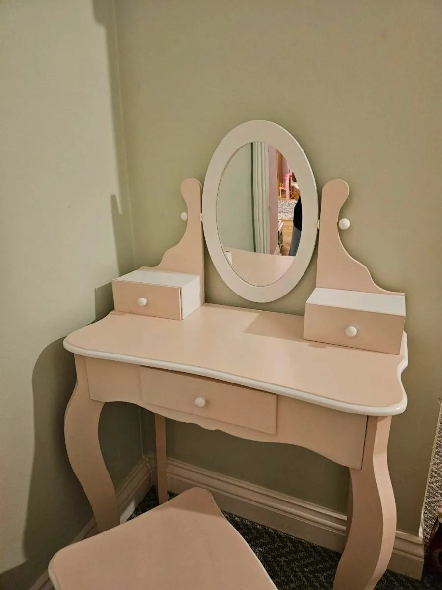 Make up table for little girls - Image 1