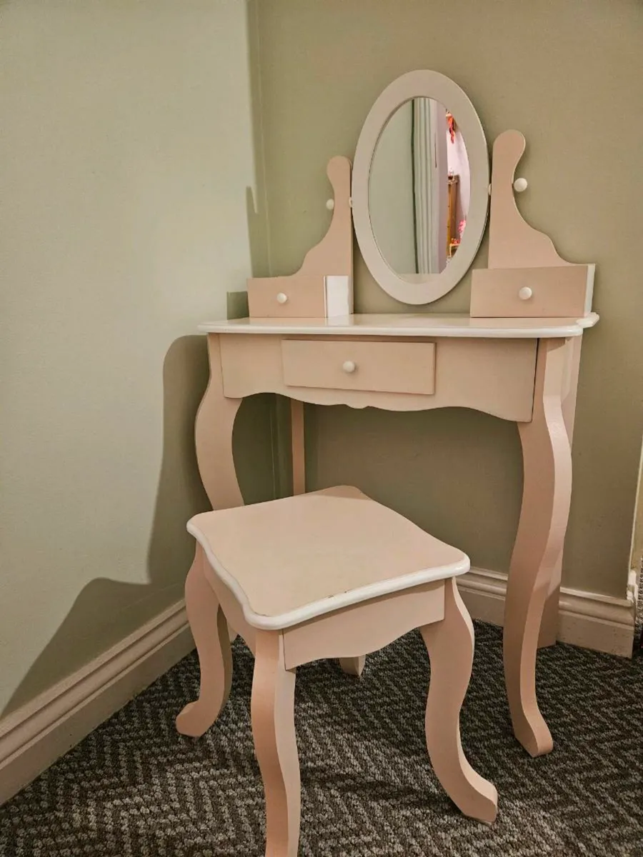 Make up table for little girls - Image 3