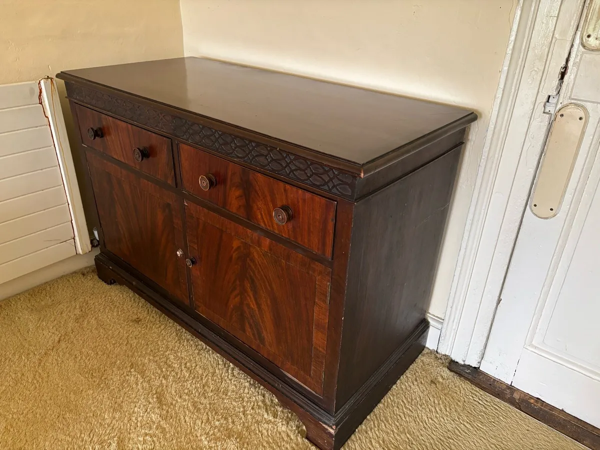 Antique Mahogany bedroom furniture suite - Image 1