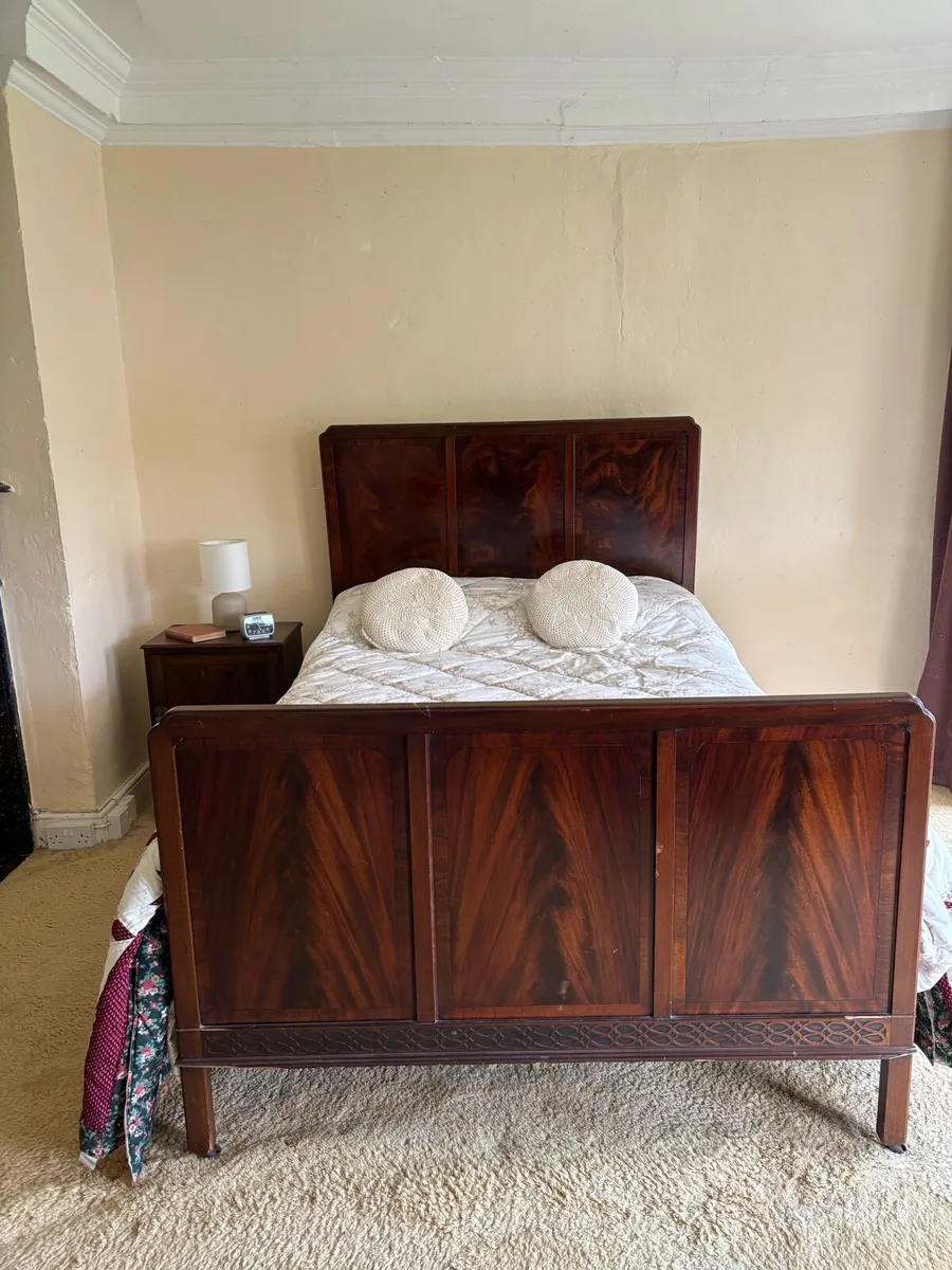 Antique Mahogany bedroom furniture suite - Image 4
