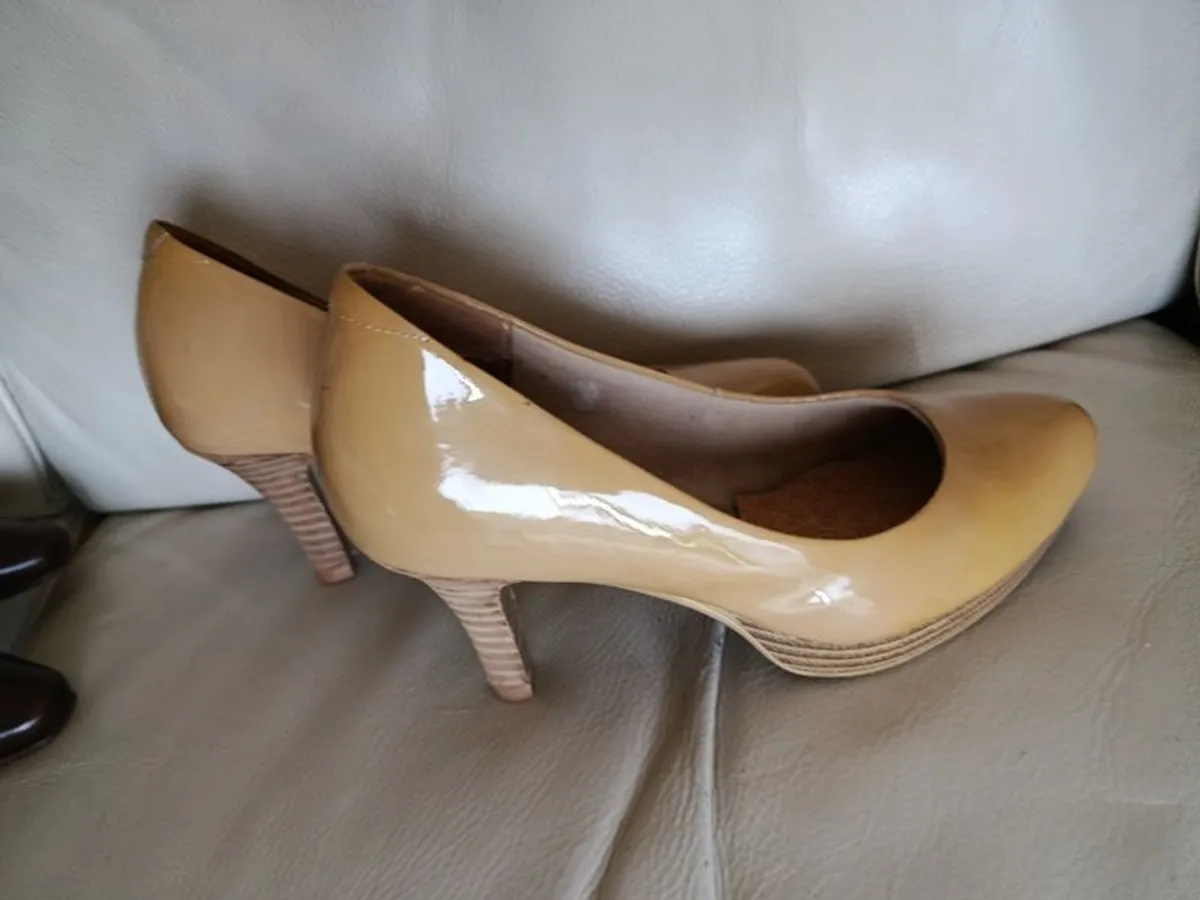Tan Patent Heels Sz 37 - Image 1