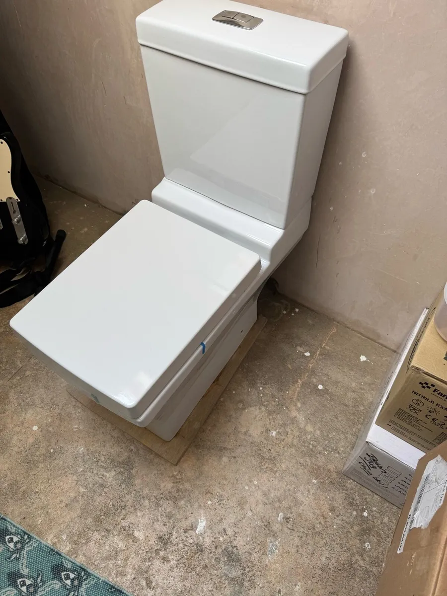 Bathroom suite - Image 1