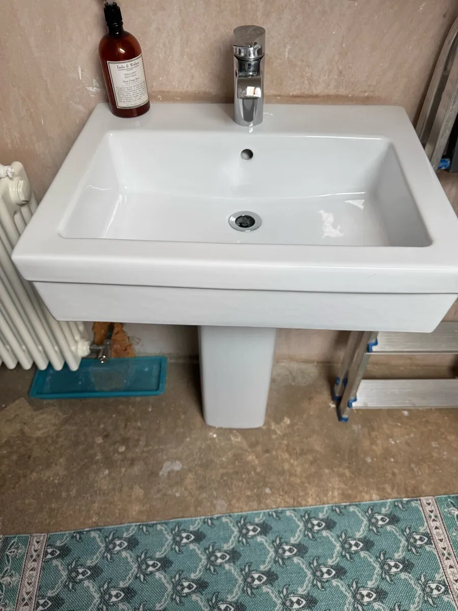 Bathroom suite - Image 2