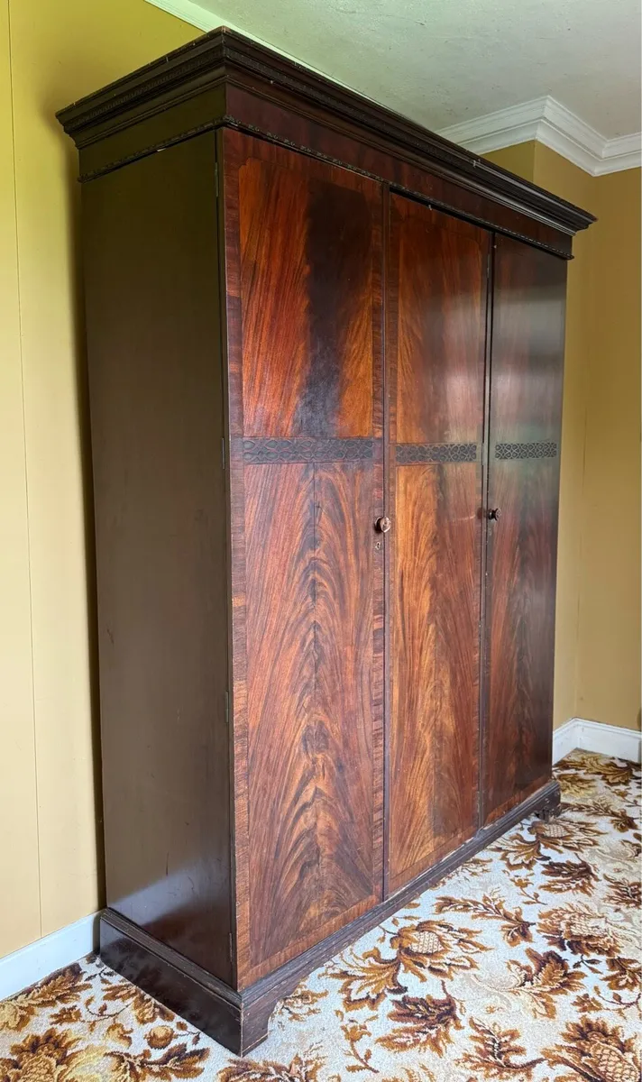 Antique mahogany Wardrobe 3-door - Image 1