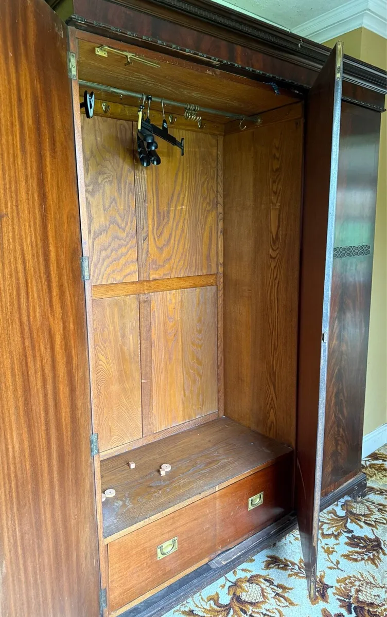 Antique mahogany Wardrobe 3-door - Image 2
