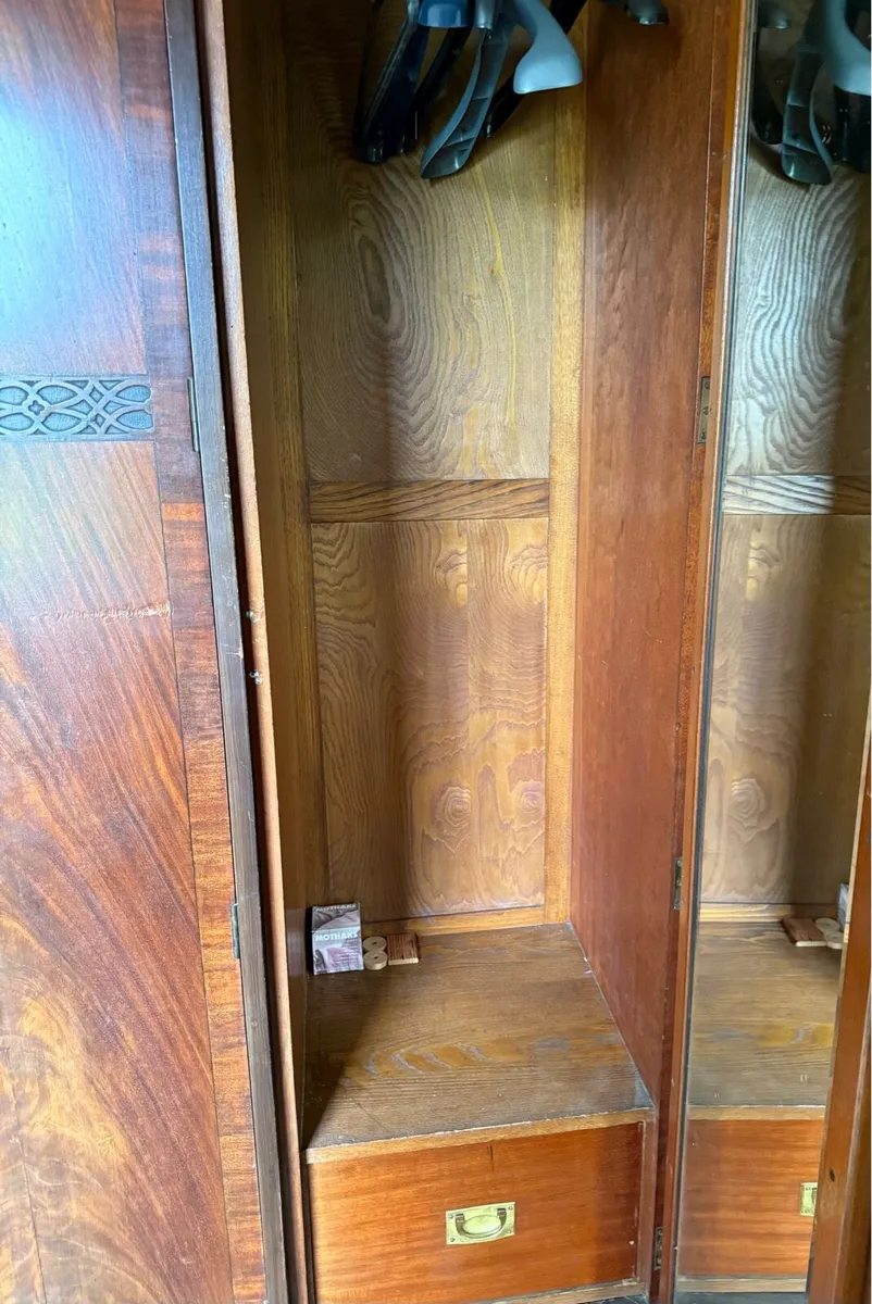 Antique mahogany Wardrobe 3-door - Image 3