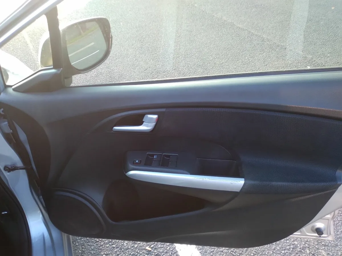 HONDA INSIGHT 2014 HYBRID LOW MILEAGE FRESH NCT - Image 2