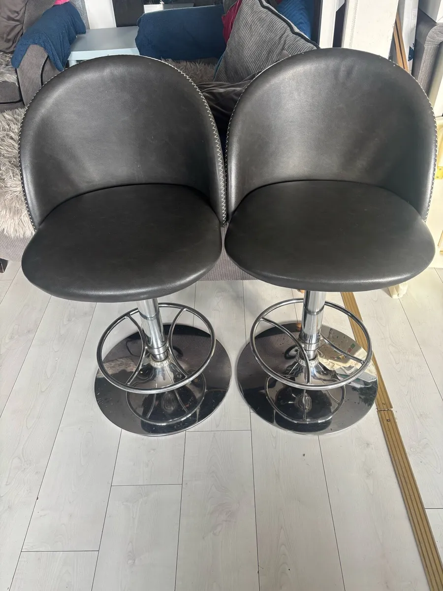 Kitchen bar stools - Image 1