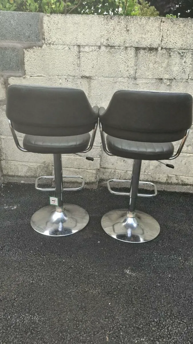 2 swivel bar stools. Wardrobe  and bedside lockers - Image 4