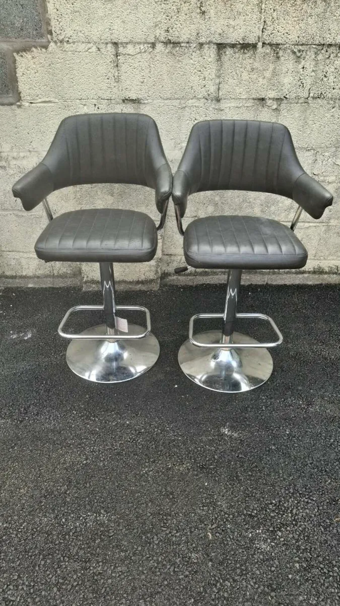 2 swivel bar stools. Wardrobe  and bedside lockers - Image 1