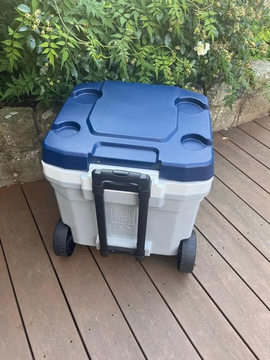 Igloo Rolling Cooler - Image 1