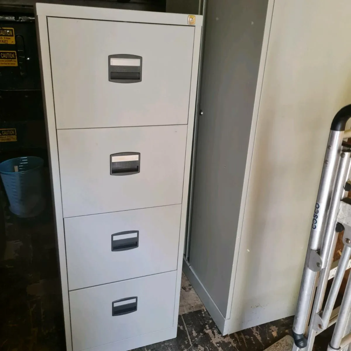 4 drawer metal filing cabinet - Image 1