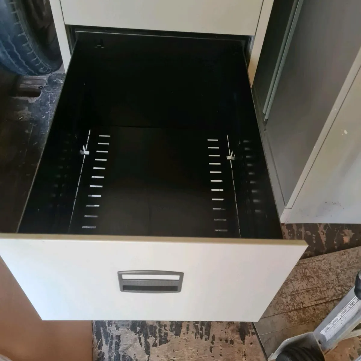 4 drawer metal filing cabinet - Image 2