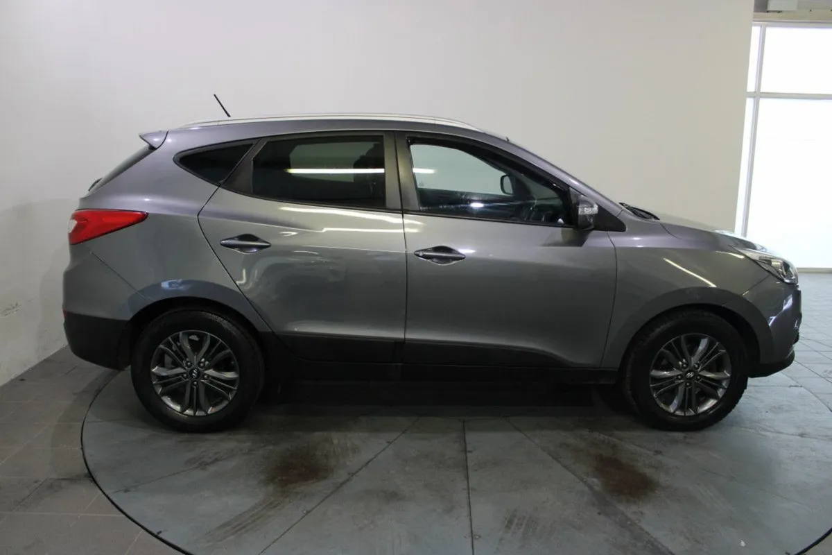 Hyundai ix35 1.7 Diesel Celebration LE 2WD 115hp - Image 3