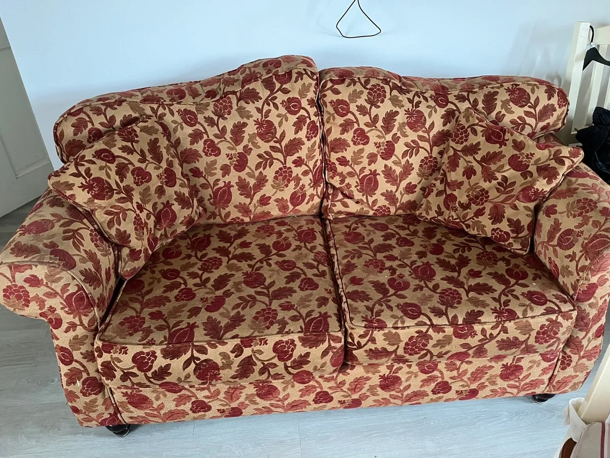 Cottage couch - Image 1