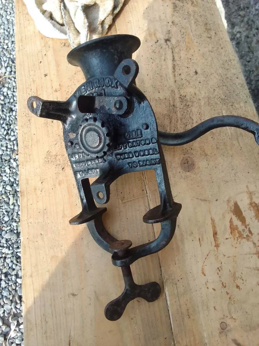 Old mincer - Image 1