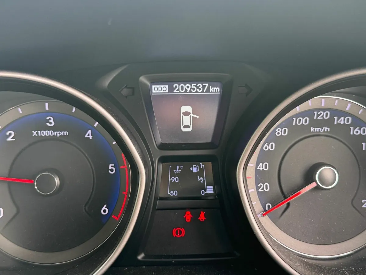Hyundai i30 2015 VAN TAXED AND DOED. - Image 3