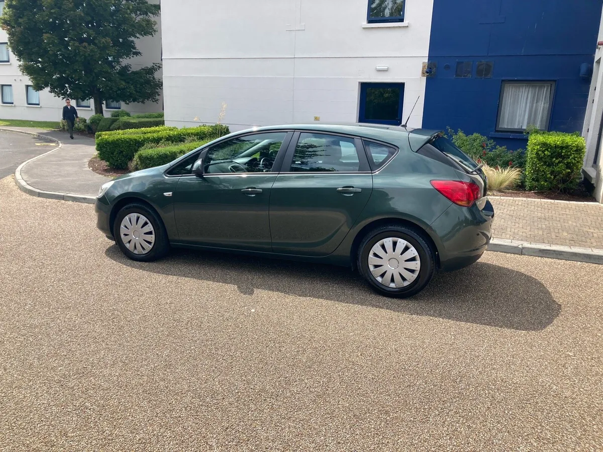 2011 Opel Astra nct and taxed €2950 - Image 4