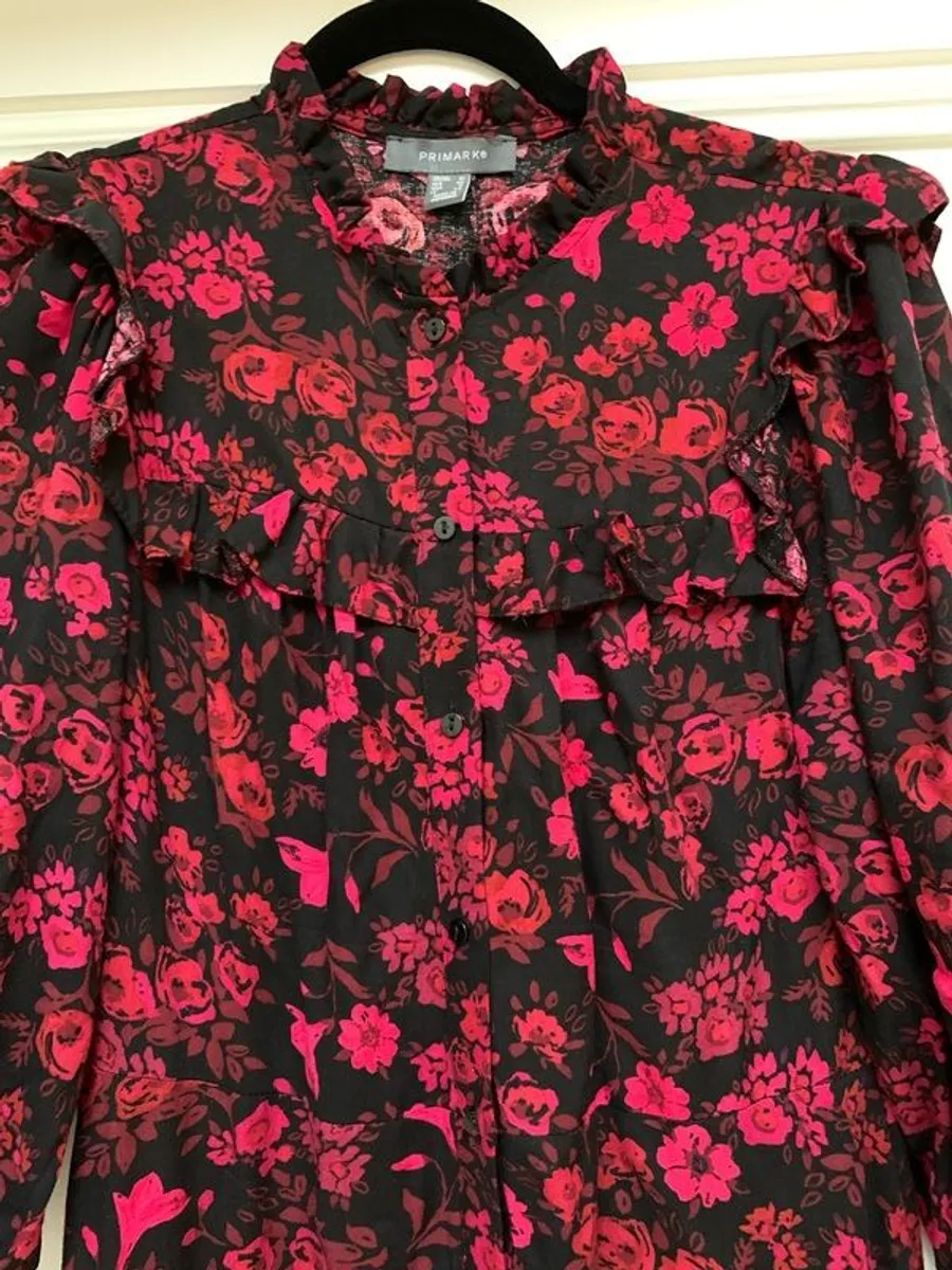 Gorgeous Ladies Red Floral Dress: Size 12 - Image 2