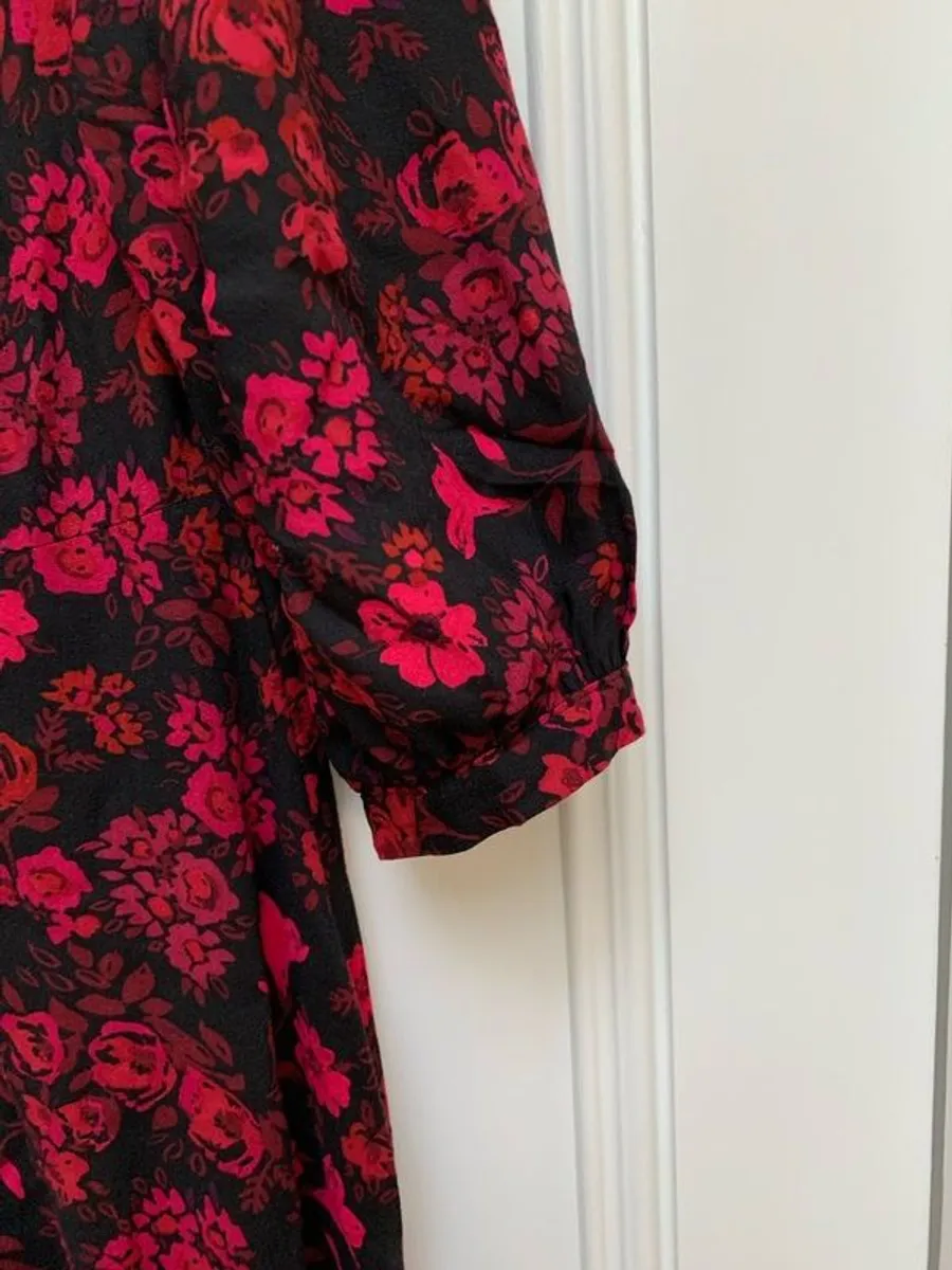 Gorgeous Ladies Red Floral Dress: Size 12 - Image 4