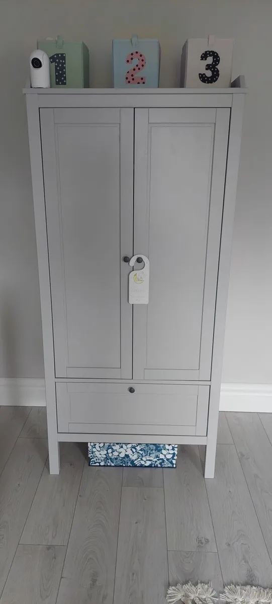 Wardrobe and matching changing unit - Image 1